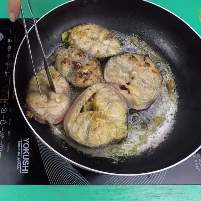 Step 2 Fry Snakehead catfish for Snakehead catfish cooked in a clay pot