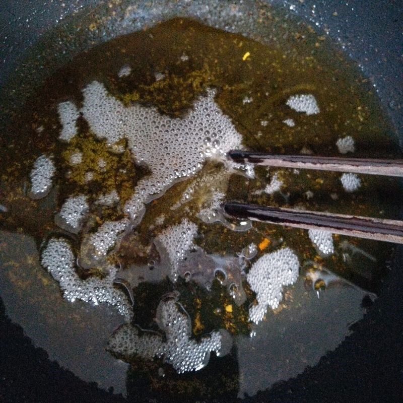 Step 2 Frying chicken wings Fried chicken wings with fish sauce, butter, and garlic