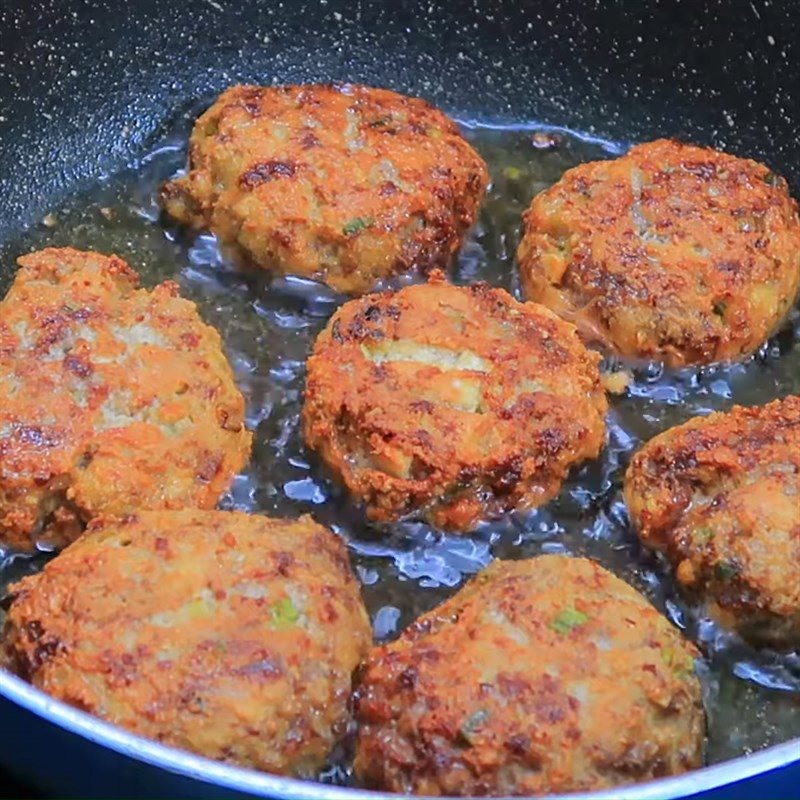 Step 4 Frying the patties Fried beef and tofu patties