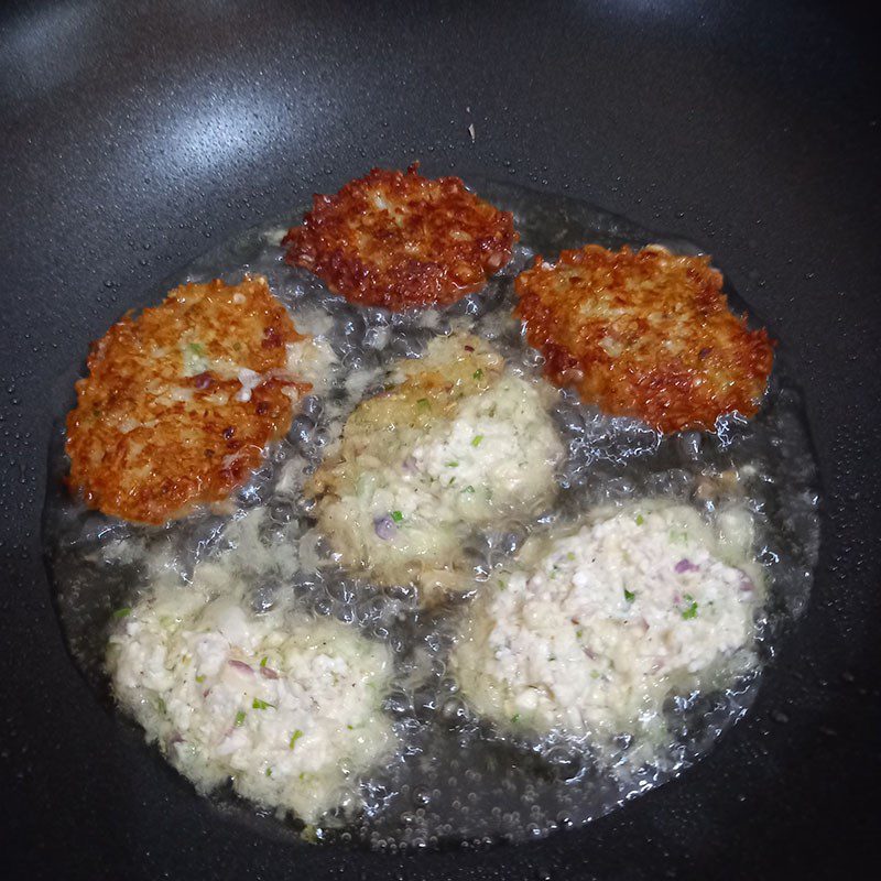 Step 3 Fry the corn fritters for crispy corn fritters