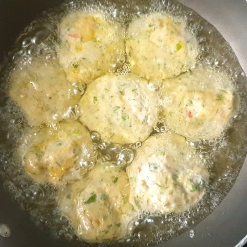 Step 4 Frying mackerel fish cake Mackerel fish cake (Recipe shared by users)