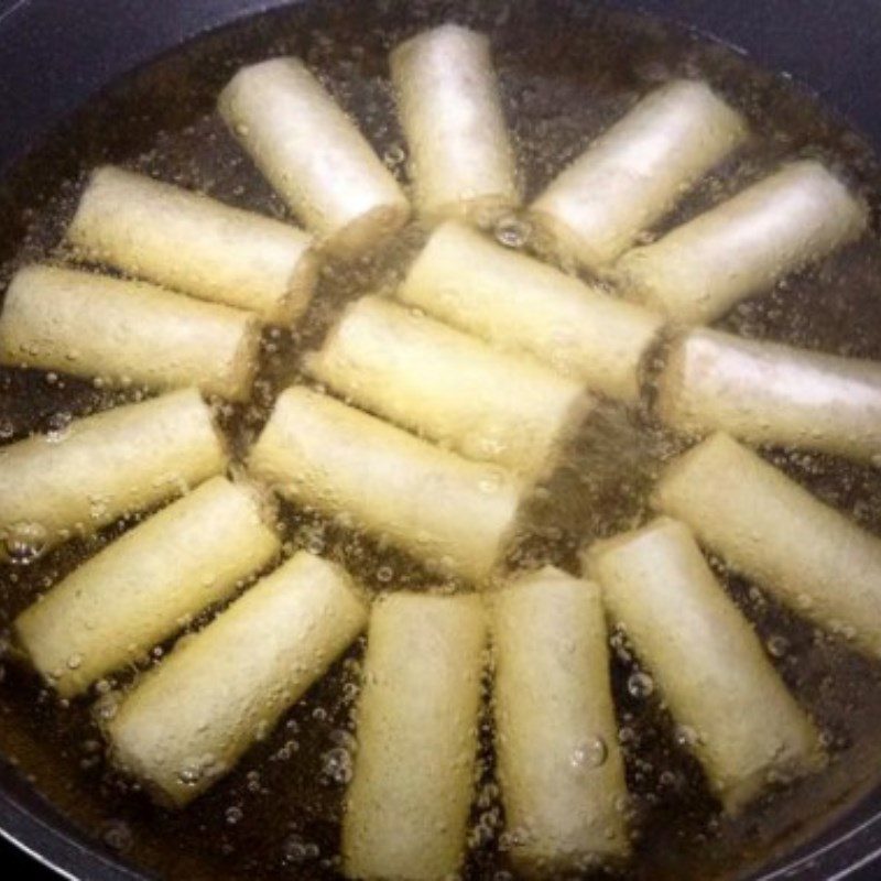 Step 4 Frying the spring rolls Shrimp and pork spring rolls with taro