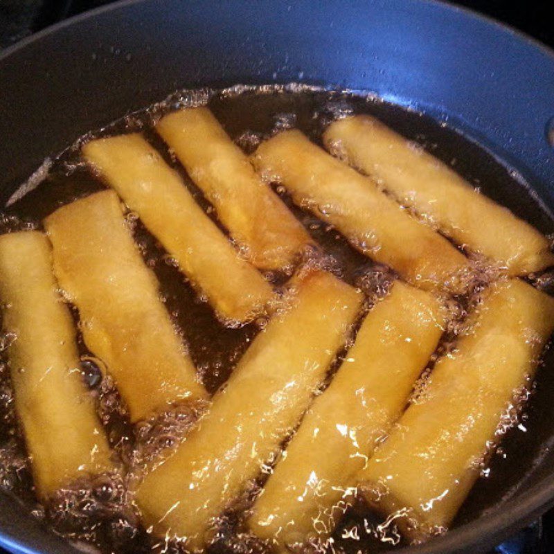 Step 4 Frying the spring rolls Shrimp and pork spring rolls with taro