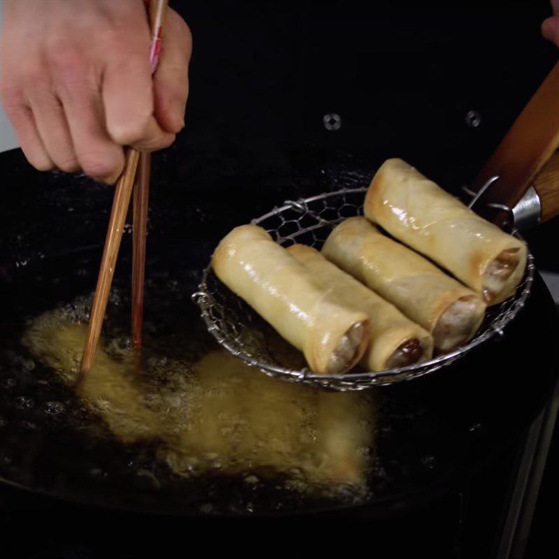 Step 5 Frying spring rolls with duck (duck spring rolls)