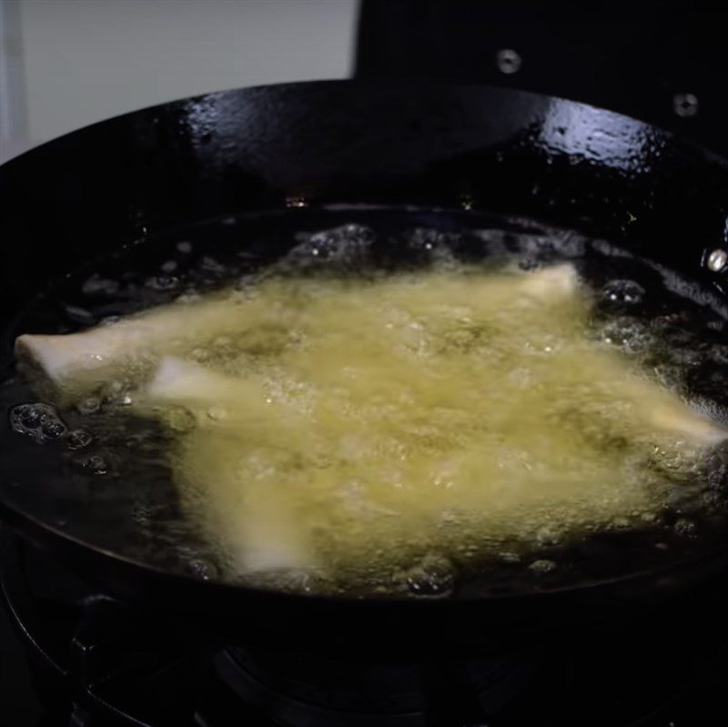 Step 5 Frying spring rolls with duck (duck spring rolls)