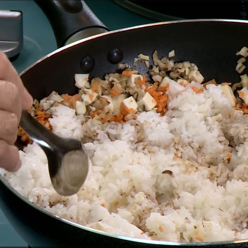 Step 3 Fry the rice Vegetarian fried rice bowl