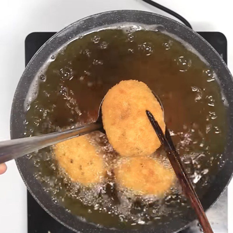 Step 4 Frying Fried rice wrapped in sausage