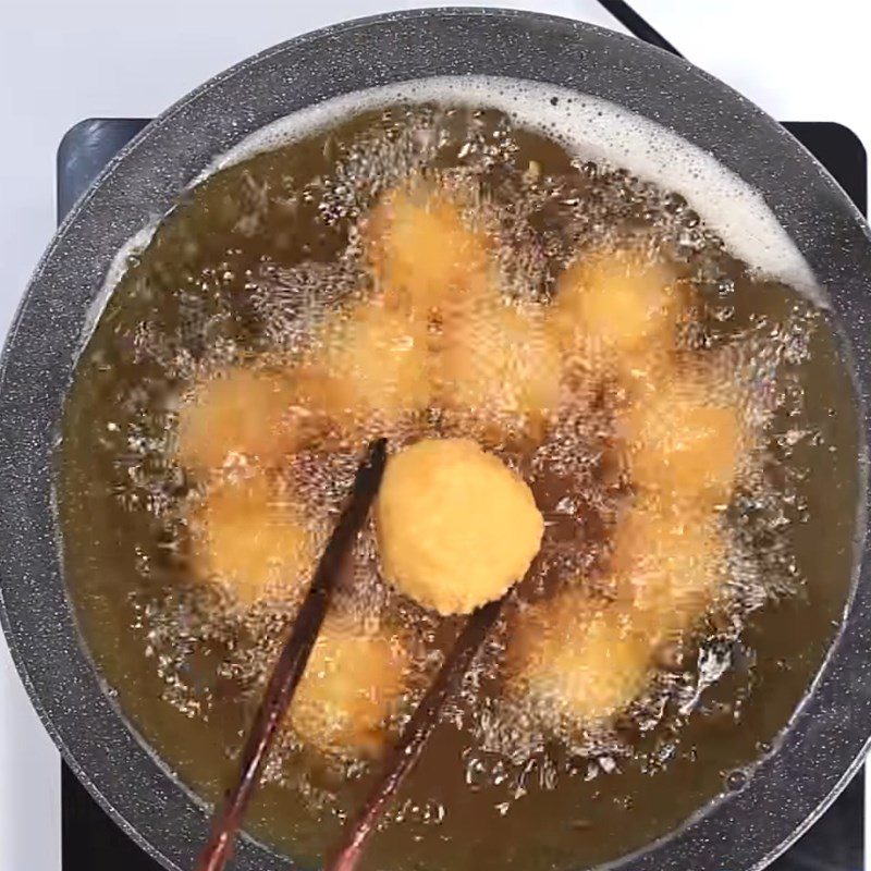 Step 3 Frying rice Fried rice wrapped in cheese