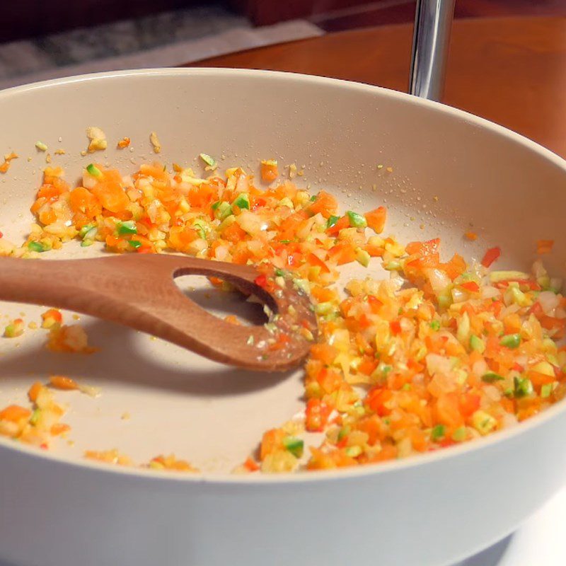 Step 3 Frying the rice Japanese omelet wrapped in fried rice