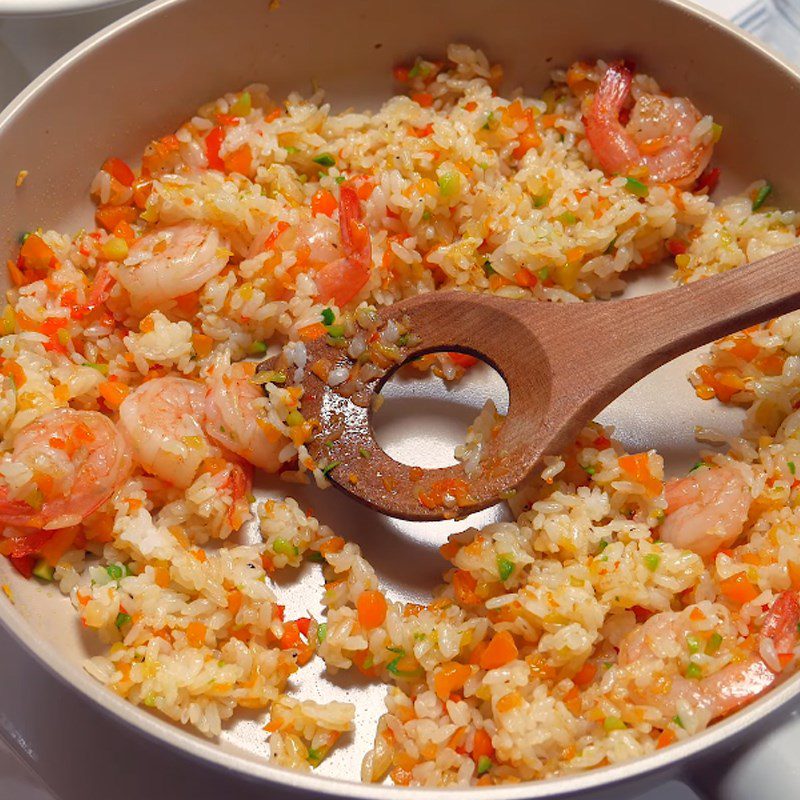 Step 3 Frying Japanese-style omelet rice