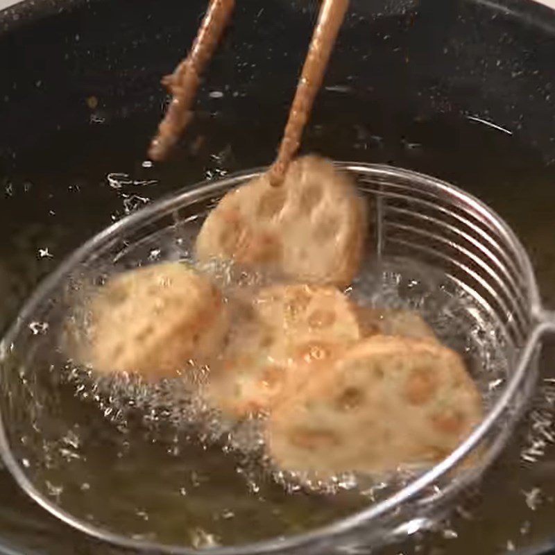 Step 4 Frying lotus root Lotus root with fried fish cake