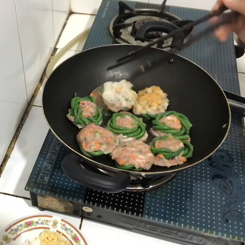 Step 4 Fried green beans wrapped with fish cake Green beans wrapped with fish cake