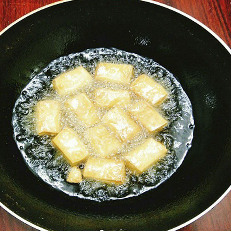 Step 2 Fry the tofu Taro soup with tofu