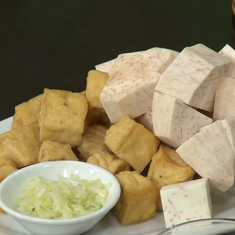 Step 2 Fry the tofu Taro soup with tofu