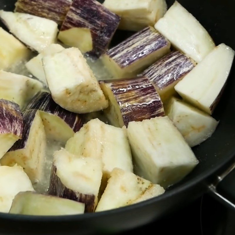 Step 2 Fry tofu and eggplant Eggplant braised vegetarian