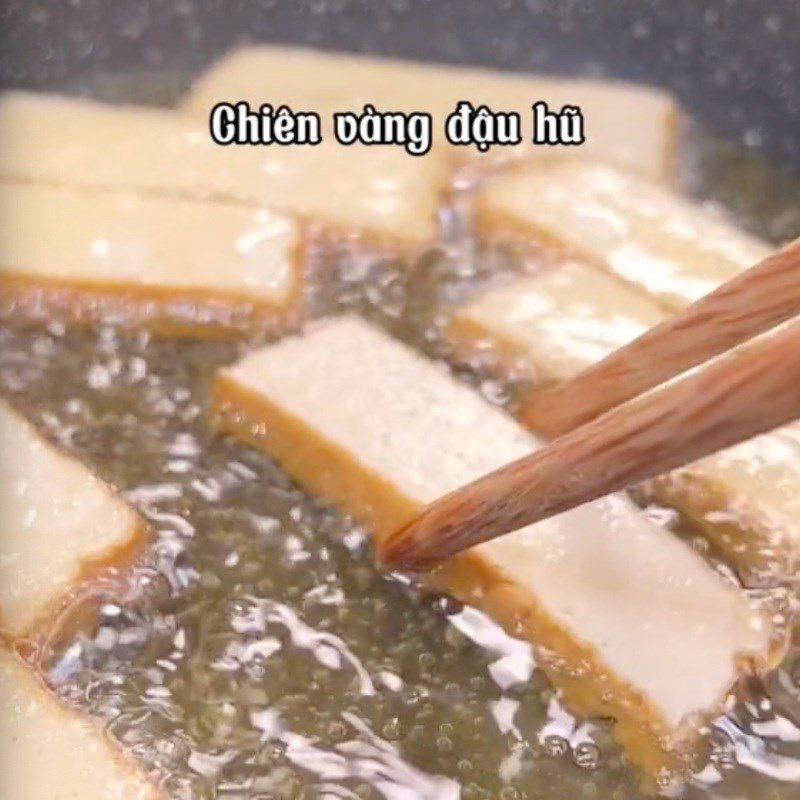 Step 3 Fry the tofu for Stir-fried noodles with pickled mustard greens (Recipe shared by Tiktok Vegetarian Kitchen XANH)