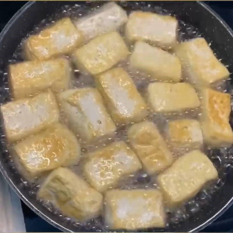 Step 6 Frying tofu using sour water