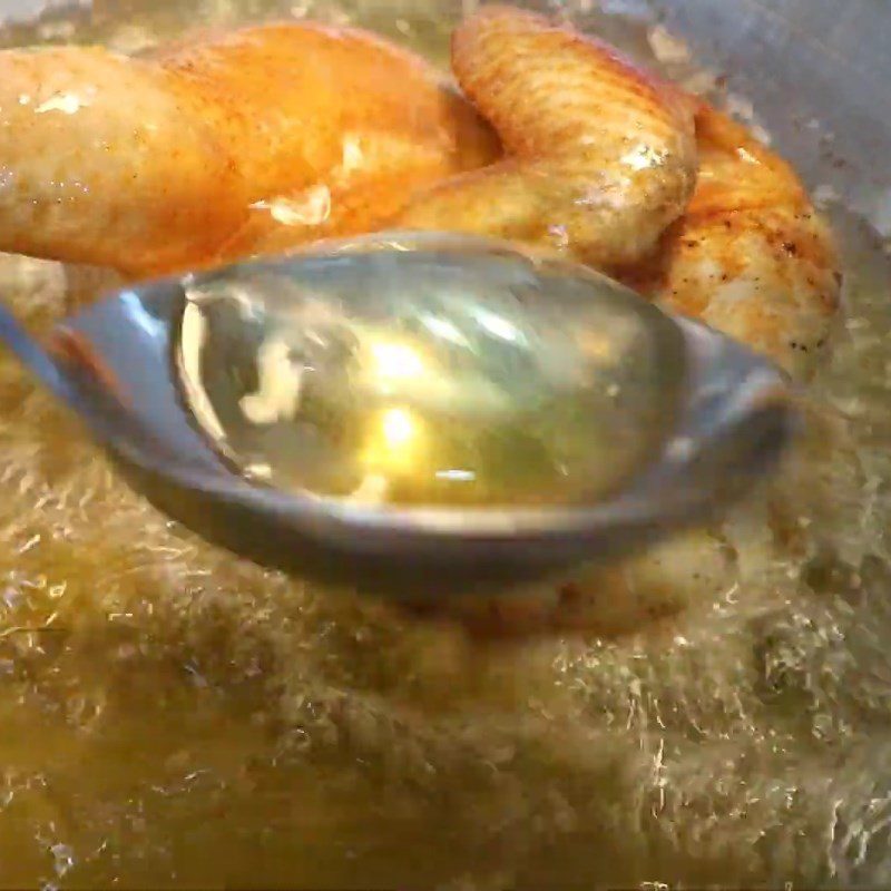 Step 3 Fry the chicken Fried chicken with whole mac mat leaves