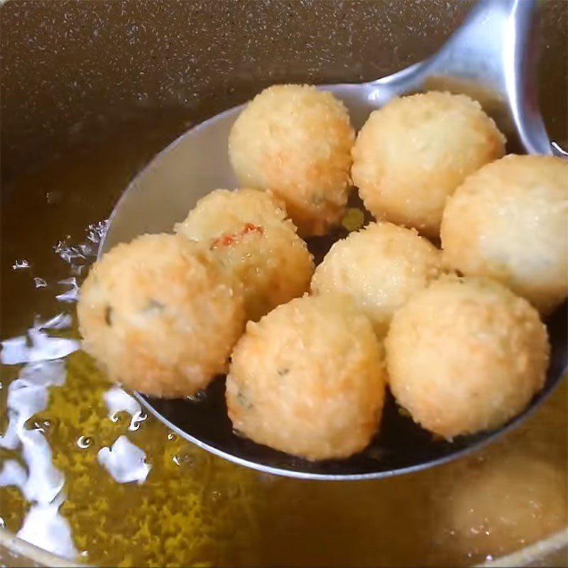 Step 5 Frying chicken nuggets Fried chicken nuggets