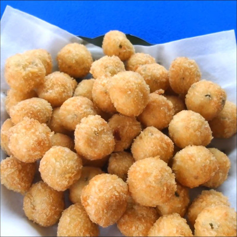 Step 5 Frying chicken nuggets Fried chicken nuggets