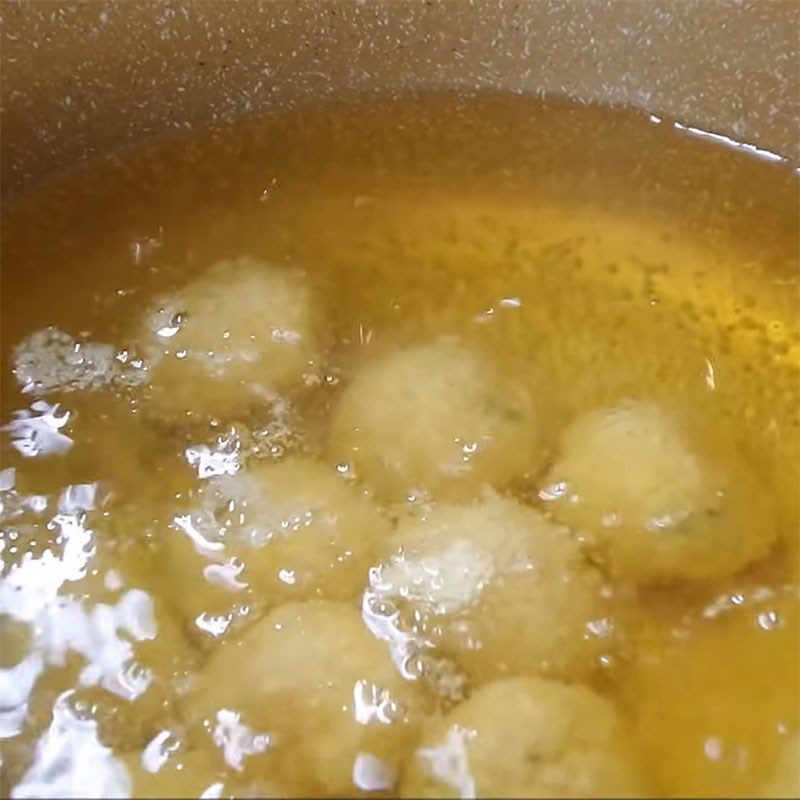 Step 5 Frying chicken nuggets Fried chicken nuggets