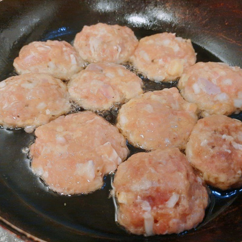 Step 3 Fry the chicken balls for fried chicken balls (recipe shared by a user)