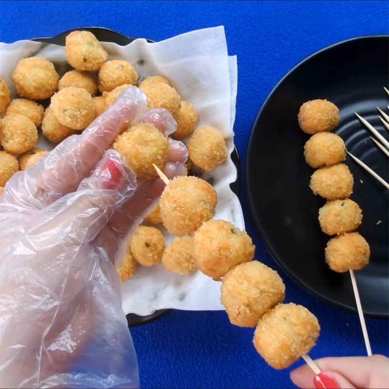 Step 5 Frying chicken nuggets Fried chicken nuggets