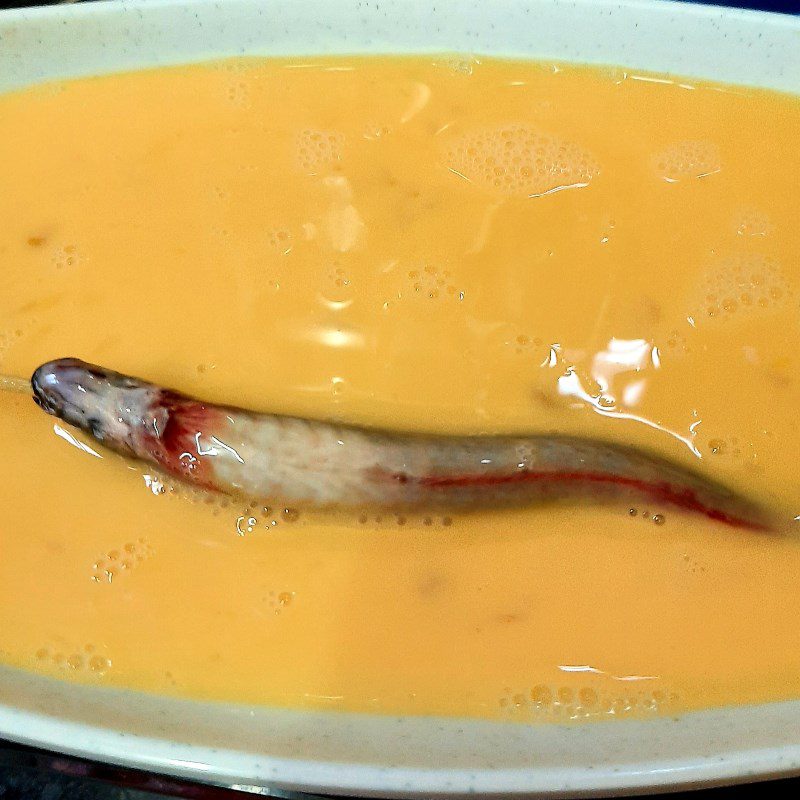 Step 3 Fry the fish until crispy Fried snakehead fish with tamarind sauce