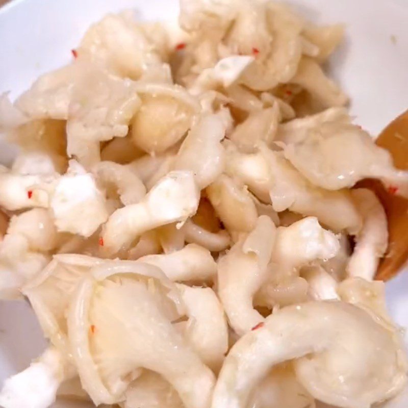 Step 2 Marinate the mushrooms for vegetarian sour soup with flower clusters