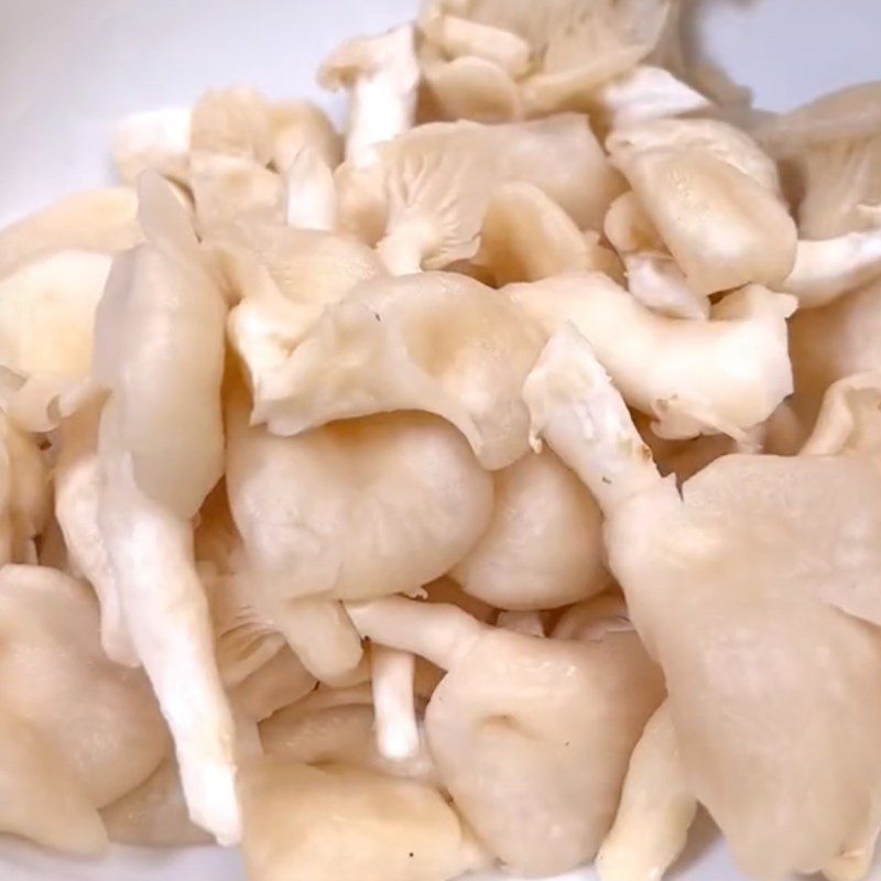 Step 2 Marinate the mushrooms for vegetarian sour soup with flower clusters