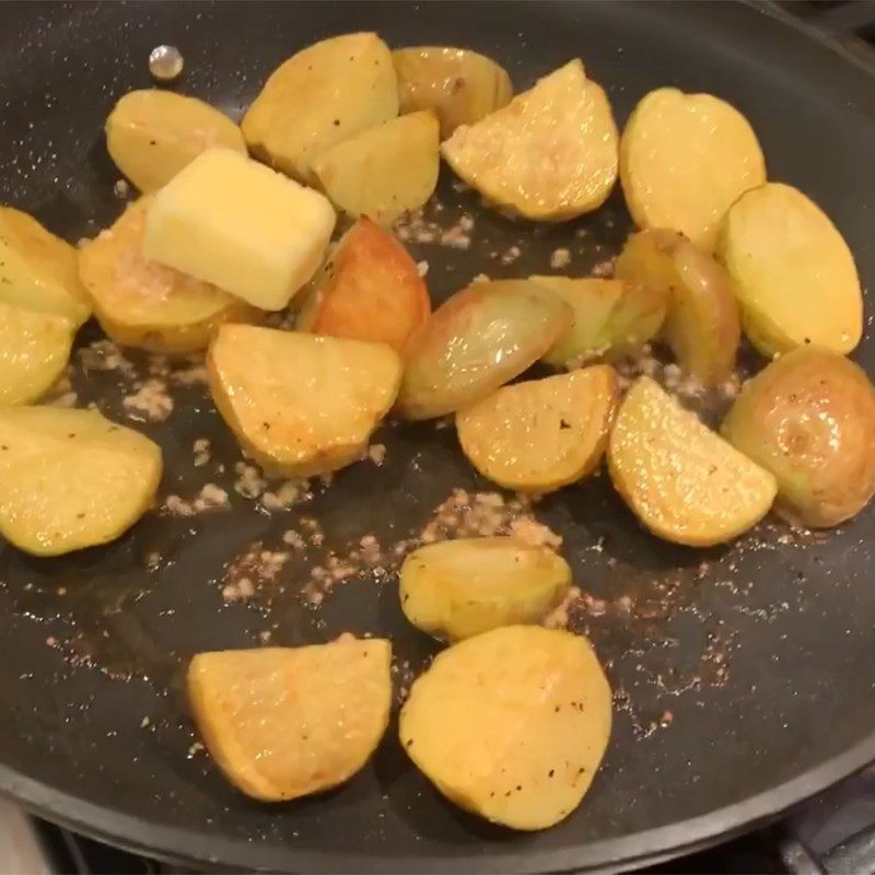 Step 3 Frying potatoes with minced garlic, butter, and rosemary Garlic butter fried potatoes