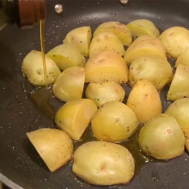 Step 2 Frying potatoes with salt and pepper Garlic butter fried potatoes