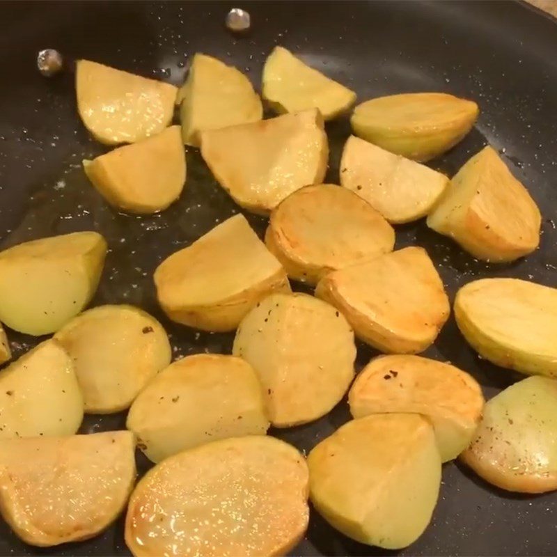 Step 2 Frying potatoes with salt and pepper Garlic butter fried potatoes