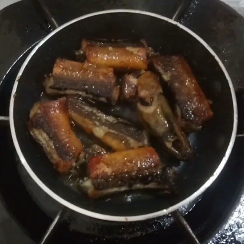 Step 3 Fry the eel Fried eel with fish sauce