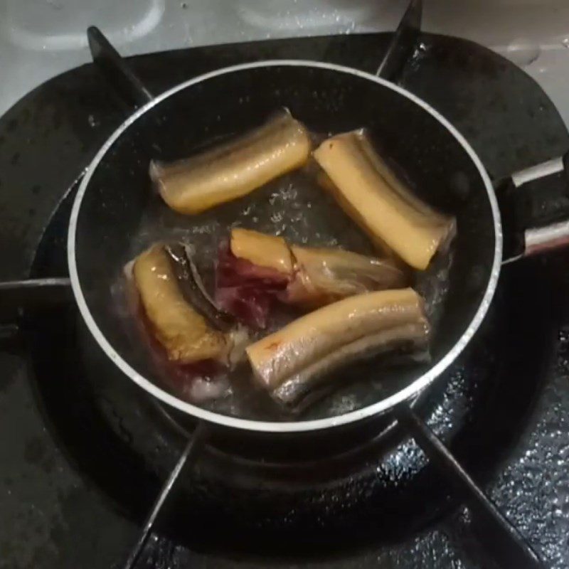 Step 3 Fry the eel Fried eel with fish sauce