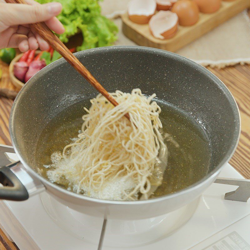 Step 3 Fry the fresh noodles Crispy noodle mixed with mango