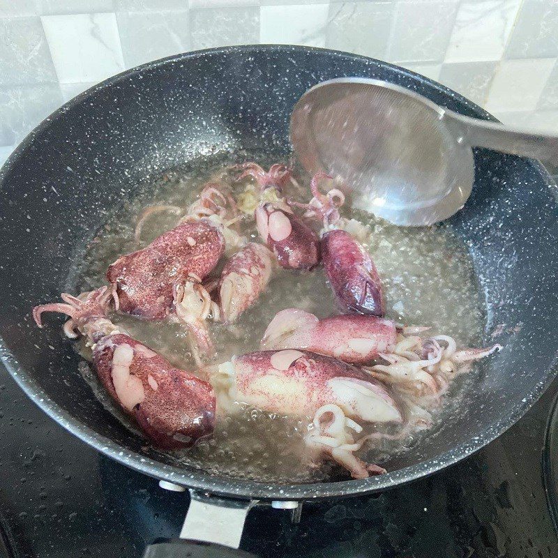 Step 3 Fry squid Squid eggs - squid milk fried with fish sauce (recipe shared by users)
