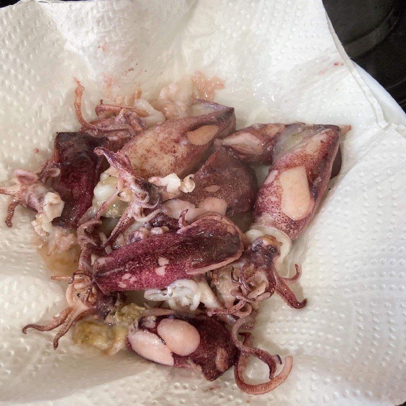 Step 3 Fry squid Squid eggs - squid milk fried with fish sauce (recipe shared by users)