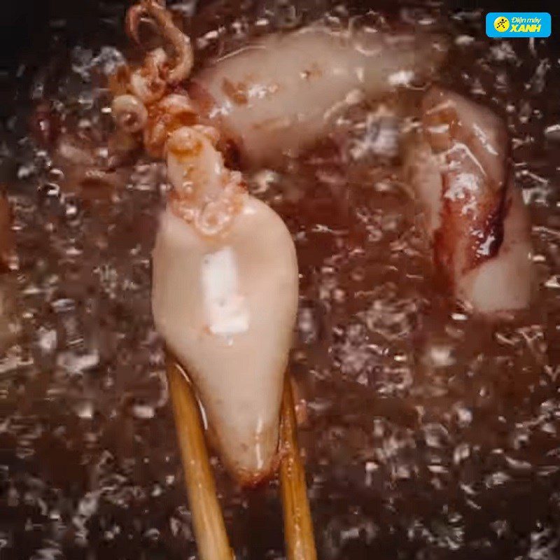 Step 3 Frying squid Squid eggs - fried squid with fish sauce