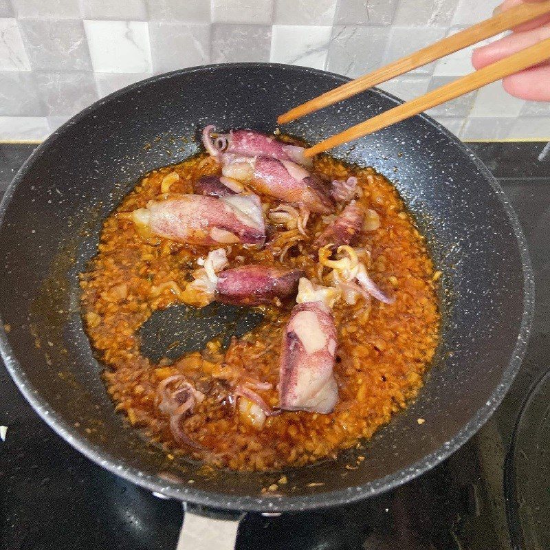 Step 5 Frying squid with squid sauce - fried squid with fish sauce (recipe shared by a user)