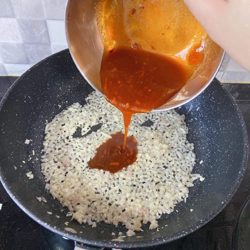 Step 5 Frying squid with squid sauce - fried squid with fish sauce (recipe shared by a user)