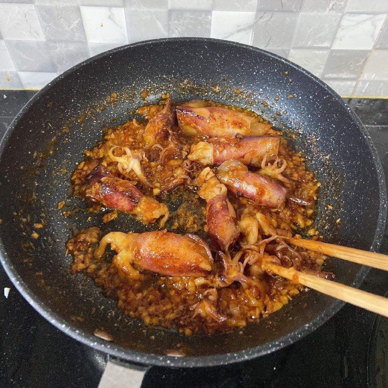 Step 5 Frying squid with squid sauce - fried squid with fish sauce (recipe shared by a user)