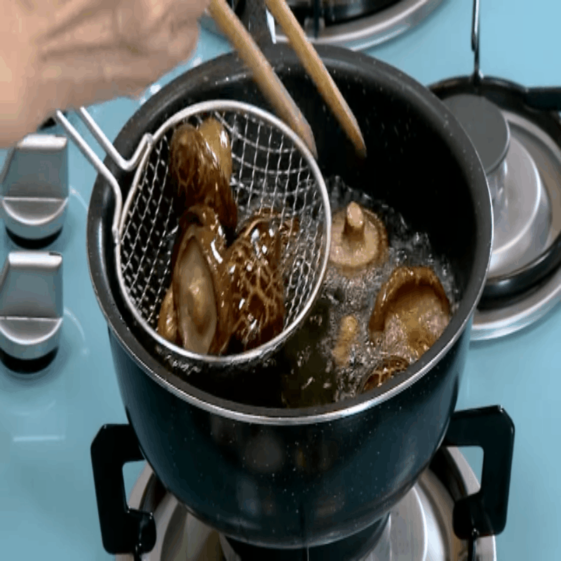 Step 2 Fried mushrooms Shiitake mushrooms with lemongrass