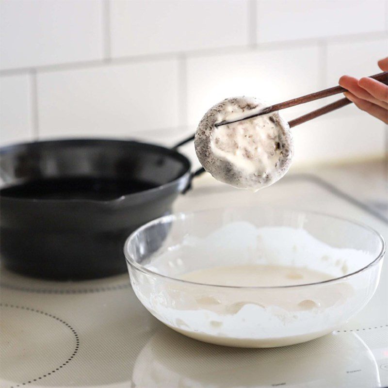 Step 4 Fry the mushrooms for Fried Stuffed Shiitake Mushrooms with Shrimp