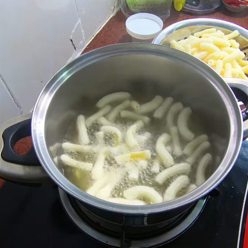 Step 1 Fry the macaroni Fried macaroni cheese shakes