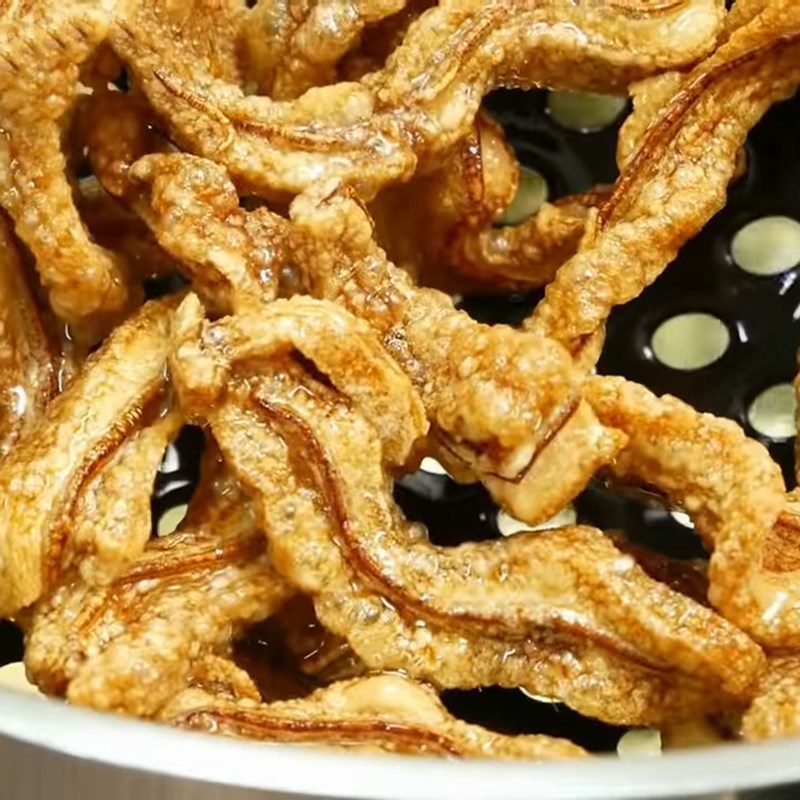 Step 5 Frying puffed pig ears Crispy fried pig ears