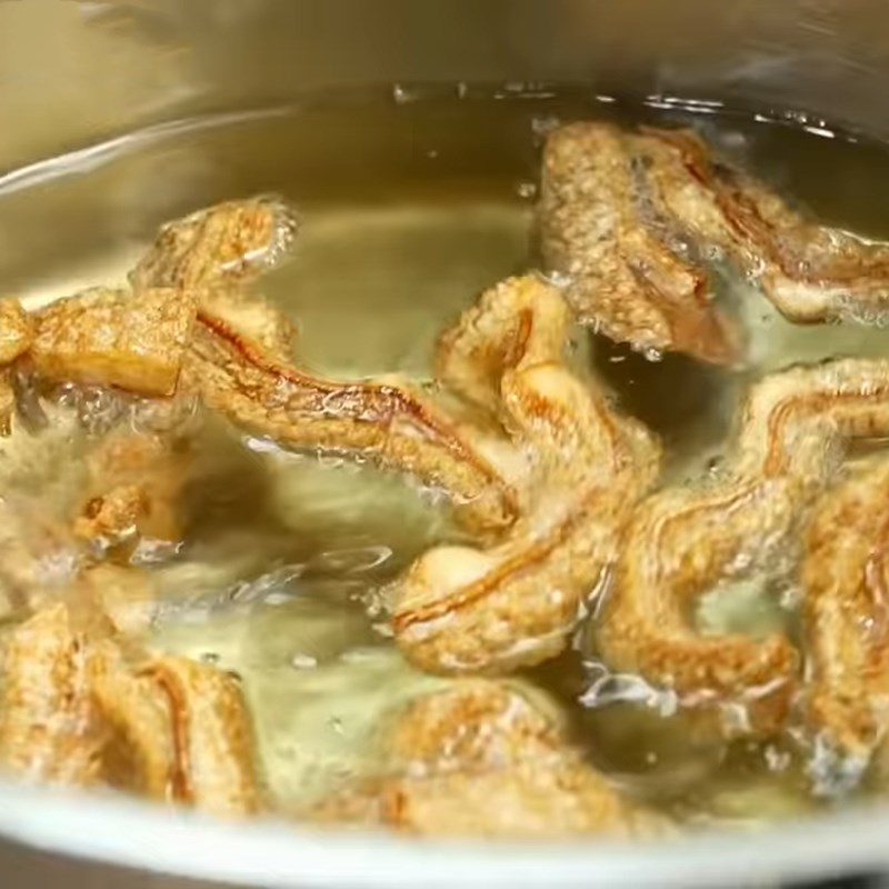 Step 5 Frying puffed pig ears Crispy fried pig ears
