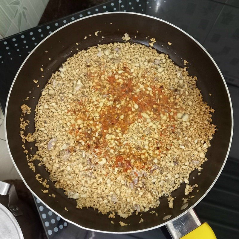 Step 2 Sauté garlic for grilled squid with satay
