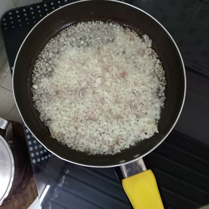 Step 2 Sauté garlic for grilled squid with satay