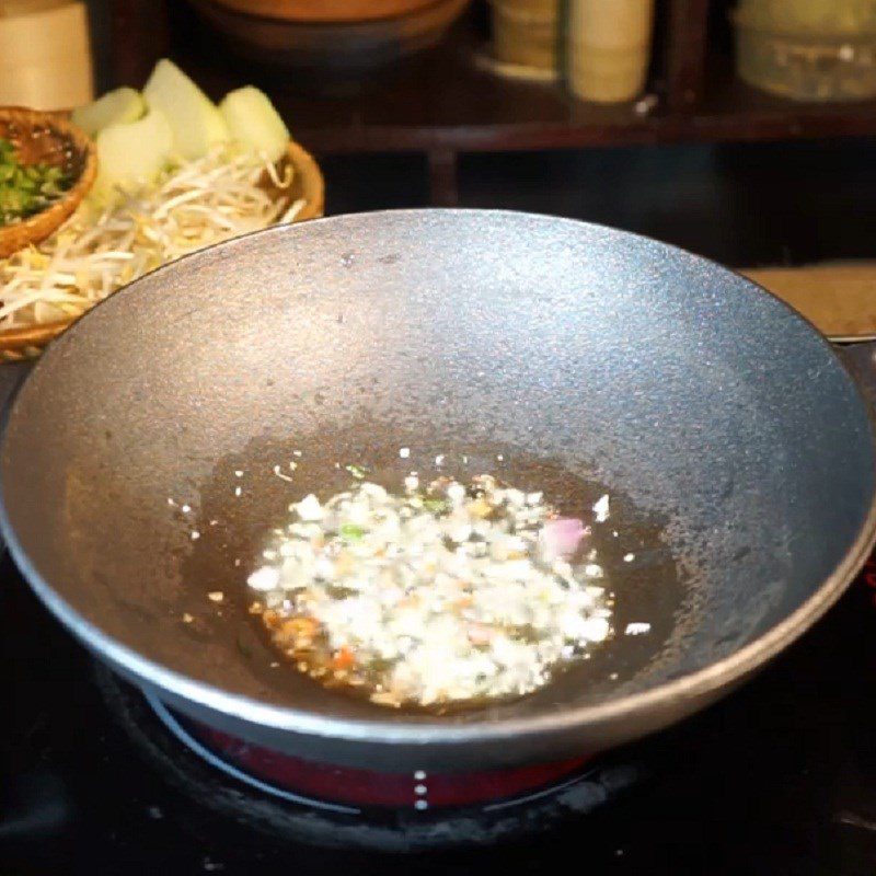 Step 3 Pre-fry the fish Sour fish soup